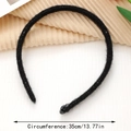 Detalle de diadema tejida negra mostrando textura y medida de 35cm de contorno - Negro (A)