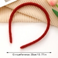 Detalle de diadema de punto roja con textura de lana suave y medida de circunferencia - Burdeos (B)