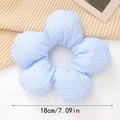 Nahaufnahme eines 18 cm großen blau-weißen karierten 3D-Blumen-Haargummis aus Stoff - 18cm / Blumenform / Himmelblau