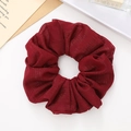 Elegante wijnrode chiffon scrunchie met zilveren zijden textuur voor het haar - Bordeauxrood