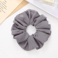 Elegante grijze geplooide chiffon scrunchie voor zachte vrouwelijke haarstijlen - Grijs