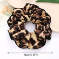 Grote 16cm satijnen scrunchie met luipaardprint en zwart overlock detail langs de rand - Stijl A