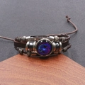 Macro-detail van handgemaakte lederen Vissen sterrenbeeld armband met glazen koepel - Vissen
