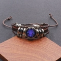 Detail van een gelaagde leren armband met glazen koepel van het sterrenbeeld Kreeft - Kreeft