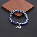 Dettaglio del braccialetto Evil Eye con ciondolo elefante in argento su legno - Stile Elefante (BNS-0222-8MM)