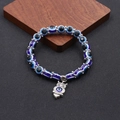 Dettaglio del braccialetto con perline malocchio e ciondolo a civetta su supporto in legno - Stile Gufo (BNS-0222-8MM)