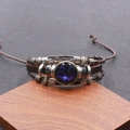 Detail van meerlaagse leren armband met Weegschaal-sterrenbeeld en verstelbare koorden - Weegschaal