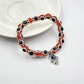 Makro-Detail des roten Evil-Eye-Perlenarmband mit silbernem Hamsa-Hand-Anhänger und Perlen - Roter Handstil (BNS-0222-8mm)