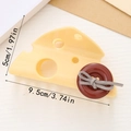 Gelbe Käse-Haarklammer mit braunem Knopf und grauer Wildlederschleife - Gelb