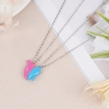 Dettaglio di collane magnetiche a cuore per coppie in rosa e blu con dettaglio freccia - Cuore a Freccia Rosa e Celeste (NST-0213-3)