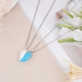 Dettaglio delle collane magnetiche a cuore per coppie in blu e bianco su sfondo floreale - Blu e Bianco (NST-0213-4)