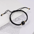 Detail eines handgewebten schwarzen Armbands mit Obsidianperle und Goldakzenten - Schwarze Schnur Obsidian Einzelstein
