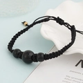 Detailaufnahme des schwarzen Obsidian-Armbands aus gewebter Kordel mit Goldperlen-Verschluss - Schwarze Schnur Obsidian Dreifachstein