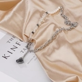 Collier chic en perles et pierres avec pendentif noir sur tissu en satin - Style de Collage Irrégulier (NST-0236)