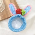 Elastico per capelli in maglia blu con orecchie di coniglio e fragola all'uncinetto - Celeste