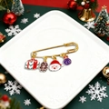 Broche épingle de Noël en émail avec sapin, Père Noël et charms de bonhomme en pain d'épice - Cadeau (BR-019-Cadeau)