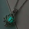 Dettaglio del ciondolo a forma di loto traforato con perla verde luminosa al buio - Luminoso Blu-Verde