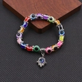 Bracciale colorato Evil Eye con ciondolo a mano di Fatima su base di legno scuro - Stile Mano Multicolore (BNS-0222-8mm)