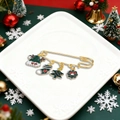 Broche de Noël dorée avec pendentifs émaillés : sapin, chaussette et bonnet de Noël - Bonnet de Noël (BR-019-Bonnet de Noël)