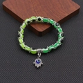 Bracciale boho con perle a righe verdi, occhio blu e ciondolo mano di Fatima in argento - Stile Mano Verde + Verde Chiaro (BNS-0222-8mm)