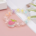Dettaglio del braccialetto per bambini con perline a fiori e ciondolo a fragola - Stile Fragola e Piccolo Fiore Rosso Rosa (BNS-0245)