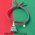 Weihnachtshaargummi mit rot-grün geflochtener Schnur und festlichen Baumanhängern - Weihnachtsbaum (BM-0065)