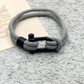 Vue détaillée du bracelet en corde tressée grise avec fermoir en U en métal noir mat - Gris (Boucle en U en Alliage)