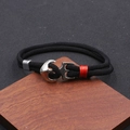 Détail d'un bracelet nautique en corde noire avec fermoir ancre argenté sur support bois - Noir (Boucle d'Ancre)