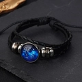 Détail d'un bracelet en cuir tressé multicouche avec pendentif signe Lion lumineux - Capricorne