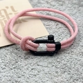 Gros plan détaillé du bracelet tressé rose avec boucle en U en métal noir mat - Rose (Boucle en U en Alliage)