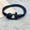 Gros plan d'un bracelet en corde tressée bleu foncé avec une boucle en U en métal noir mat - Bleu Marine (Boucle en U en Alliage)