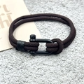 Détail du bracelet tressé marron foncé avec boucle en U métallique noire mate - Café Foncé (Boucle en U en Alliage)