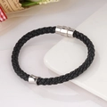 Bracelet en cuir noir tressé pour homme avec fermoir magnétique argenté et décor coulissant - Style de fermoir magnétique tressé rond (BMB-0045)