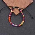 Detail eines handgewebten Boho-Freundschaftsarmbands mit verstellbarem Knoten - Rot Gelb Lila Blau Orange (7)