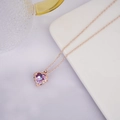 Détail du pendentif cœur en or rose avec pierre violette et accents de zircon blanc - Or rose
