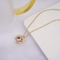 Collier cœur doré avec cristal violet et détails d'ailes d'ange scintillantes - Or