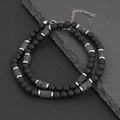 Dettaglio collana di perle nere opache e pietra lavica con distanziali in argento e catena - Stile Agata Nera (NS-0047)
