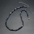 Dettaglio della collana con perle occhio di tigre e pietra lavica con chiusura regolabile - Stile Sodalite Blu (NS-0047)