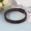 Pulsera multicapa de cuero con grabado de cruz y cierre magnético negro moderno - Marrón Oscuro