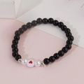 Bracciale fatto a mano con perle nere di ossidiana, perle bianche e un ciondolo cuore rosso - Stile Perline Nere (BNS-0314 Black)