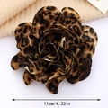 Dettaglio del fiore in tessuto leopardato da 11 cm con petali stratificati e misure - Stile Leopardato Caffè