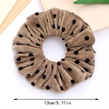 Detail van een bruine corduroy scrunchie met zwarte stippen, 13 cm voor knotkapsels - Donker kaki