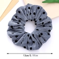 Grijze fluwelen scrunchie met stippen en een weergave van de 13cm diameter maat - Blauw