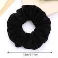 Zwarte corduroy oversized haarelastiek met zachte ribbeltextuur, 13 cm in diameter - Zwart