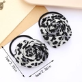 Dettaglio di due elastici per capelli a forma di rosa leopardata con misure precise - Set da 2 pezzi / Grigio