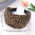 Dettaglio cerchietto leopardato con larghezza 7cm e trama a coste su oggetti di scena - Leopardo Beige Chiaro (A)
