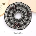 Dettaglio del grande elastico per capelli a scacchi bianco e nero con misura di 17 cm - Nero / Grande (17CM)