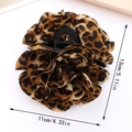 Bruine haarklem met luipaardprint stoffen bloem en afmeting van 13cm lengte - Bruin