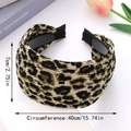Dettaglio del cerchietto leopardato con dimensioni di 7 cm di larghezza e 40 cm di giro - Leopardo Tono Verde (C)