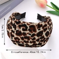 Dettaglio del cerchietto leopardato con larghezza di 7 cm e circonferenza di 40 cm - Leopardo Rosso-marrone (D)